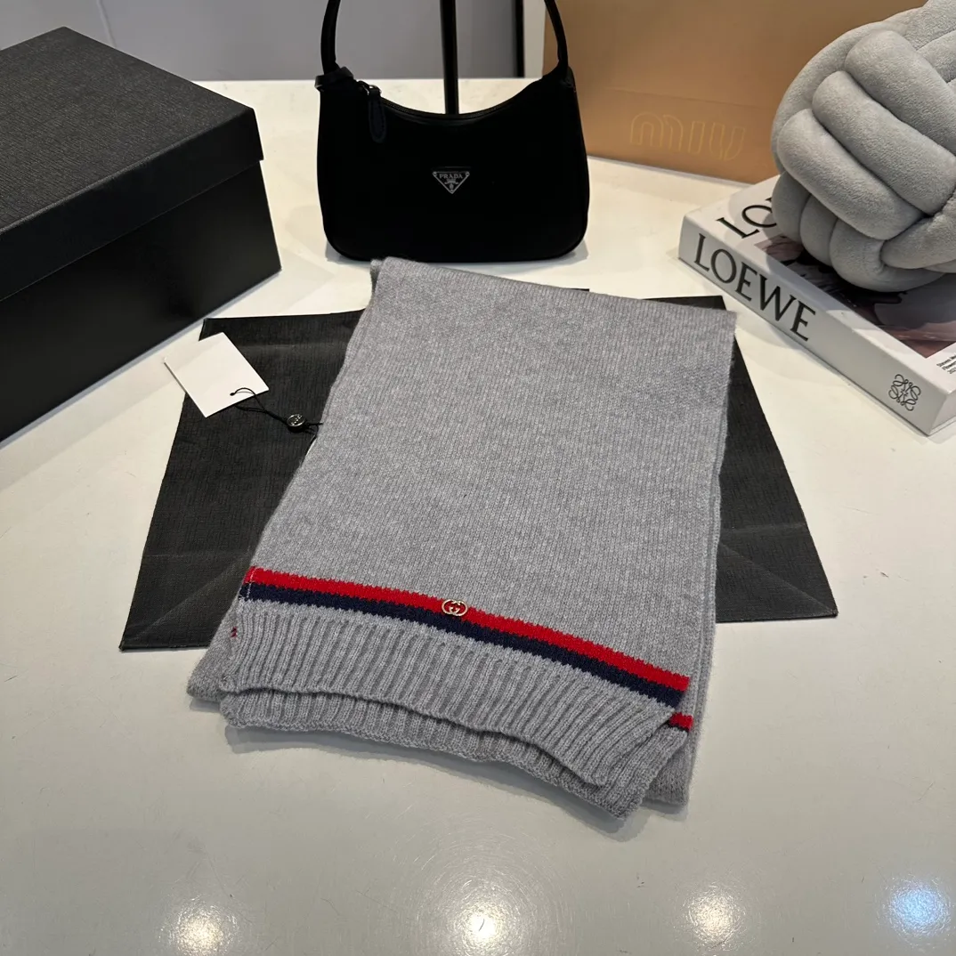 P180 (not ordinary goods in the market) GUCCI official website new wool cashmere suit series 🌟 hat + scarf + gloves official website synchronization, (same style for men and women) high quality, original fabric is very high-end, casual and versatile, simple yet elegant style, not to be missed!