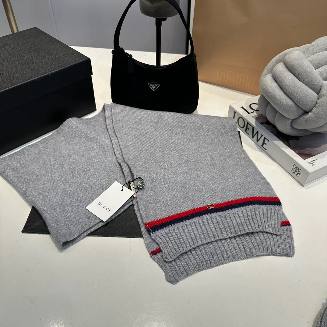 P180 (not ordinary goods in the market) GUCCI official website new wool cashmere suit series 🌟 hat + scarf + gloves official website synchronization, (same style for men and women) high quality, original fabric is very high-end, casual and versatile, simple yet elegant style, not to be missed!