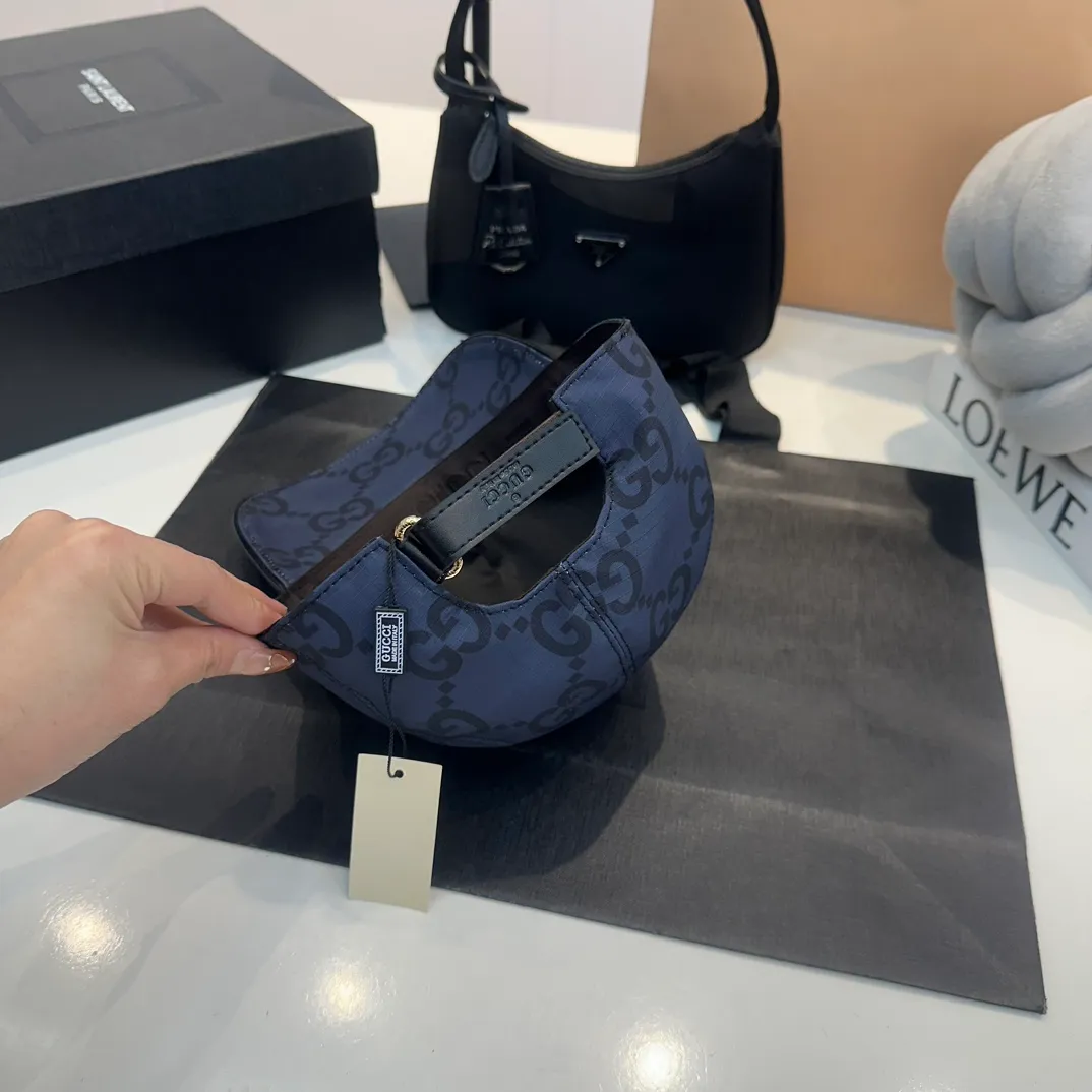 P80 Gucci (Gucci) new spring and summer original baseball cap, logo webbing, 1:1 mold customization, original canvas fabric + first-layer cowhide, popular purchasing agent, versatile style for men and women, great quality! Basic head circumference 56, adjustable patch