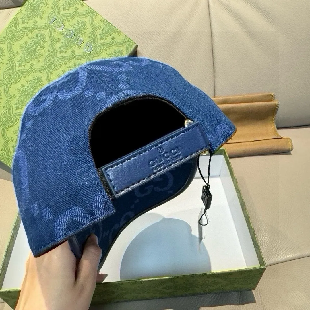p90., Gucci Gucci’s new original baseball cap, large double G, 1:1 mold opening and customization at the counter, perfect matching pattern, original canvas fabric + first-layer cowhide, light and breathable! The basic head circumference is 56cm, and the patch is adjustable.