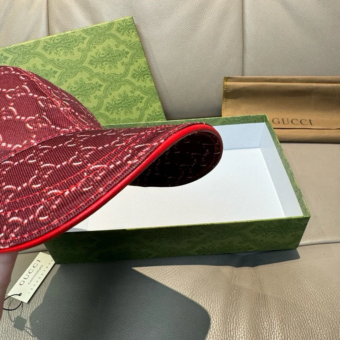 p90, Gucci (Gucci) new original baseball cap, silk screen logo, 1:1 mold opening and customization at the counter, original canvas fabric + first layer of cowhide, pure cotton lining, light and breathable! The quality is great, the basic head circumference is 56cm, and the patch is adjustable.