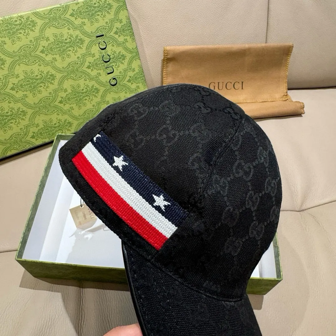 p90, Gucci (Gucci) classic original baseball cap, five-star webbing, 1:1 mold customization, original canvas + first-layer cowhide, popular purchasing agent, versatile style for men and women, great quality! The basic head circumference is 56cm, and the patch is adjustable.