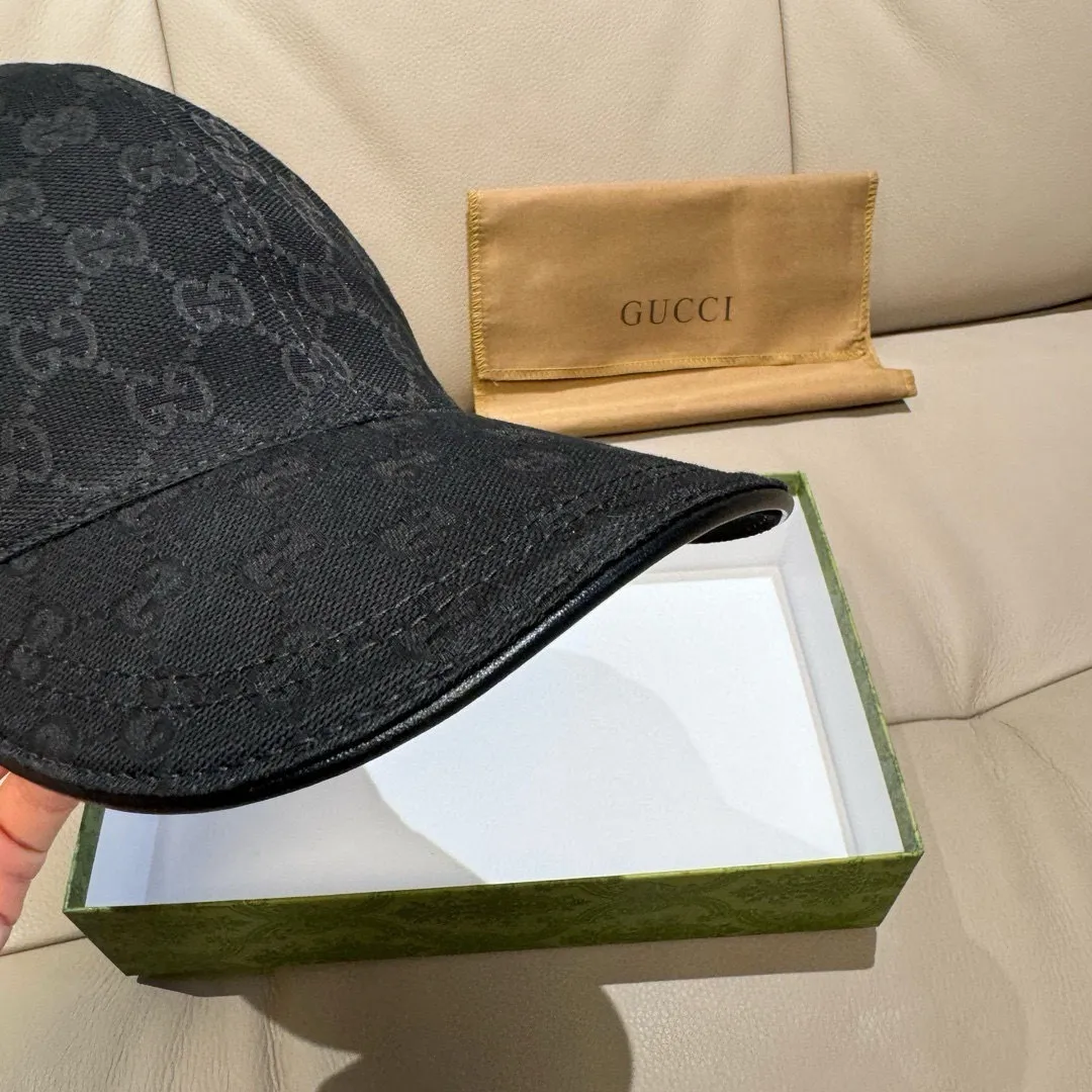 p90, the latest collaboration model of NY&Gucci (Gucci), original baseball cap, 1:1 mold customization, details comparable to those at the counter, original canvas fabric + first-layer cowhide, excellent quality! The first choice for handsome men and beautiful women, fashionable and versatile. The basic head circumference is 56cm, and the patch is adjustable.
