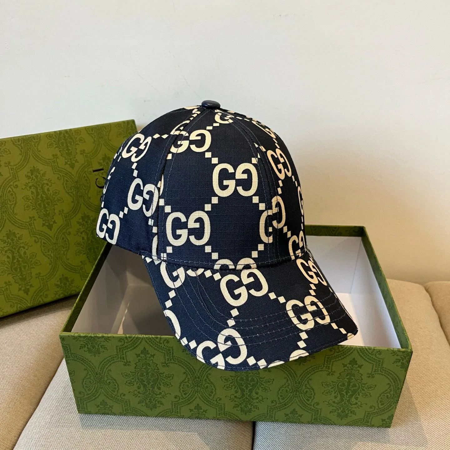 P60 Gucci Baseball Cap♥️GUCCI🧢New product from the official website, baseball cap, original quality, very popular 🔥🎩 The craftsmanship is very exquisite, high-end and classy! Low-key luxury, easy to carry! Running volume!