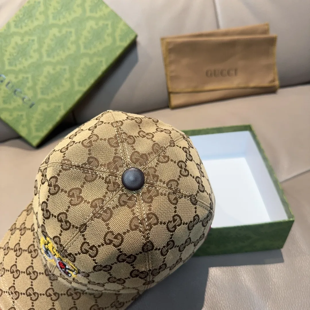 P90, Gucci (Gucci) new original baseball cap, tiger head embroidery, 1:1 mold customization, heavy embroidery, details comparable to counters, original canvas fabric + first-layer cowhide, excellent quality! The first choice for handsome men and beautiful women, fashionable and versatile. The basic head circumference is 56cm, and the patch is adjustable.