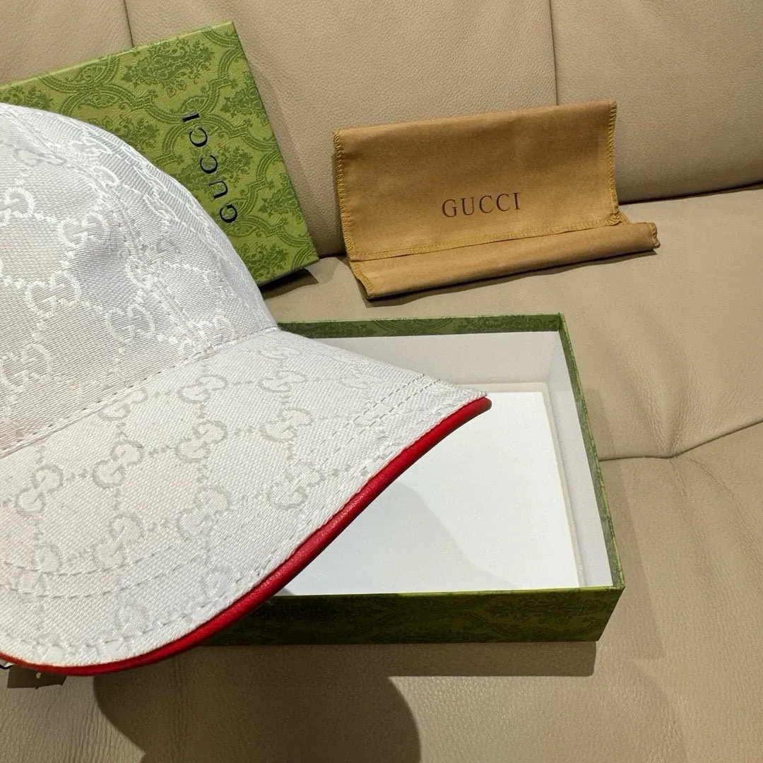 p90, Gucci (Gucci) classic original baseball cap, five-star webbing, 1:1 mold customization, original canvas + first-layer cowhide, popular purchasing agent, versatile style for men and women, great quality! The basic head circumference is 56cm, and the patch is adjustable.