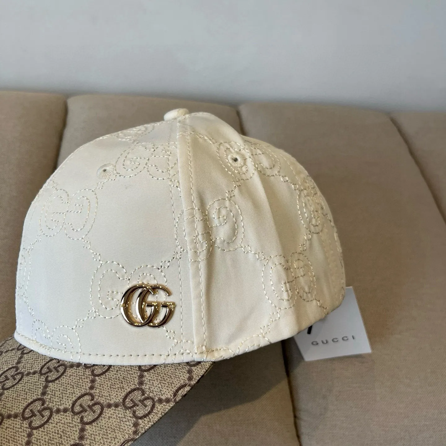 P60 Gucci Baseball Cap♥️GUCCI🧢New product from the official website, baseball cap, original quality, very popular 🔥🎩 The craftsmanship is very exquisite, high-end and classy! Low-key luxury, easy to carry! Running volume!
