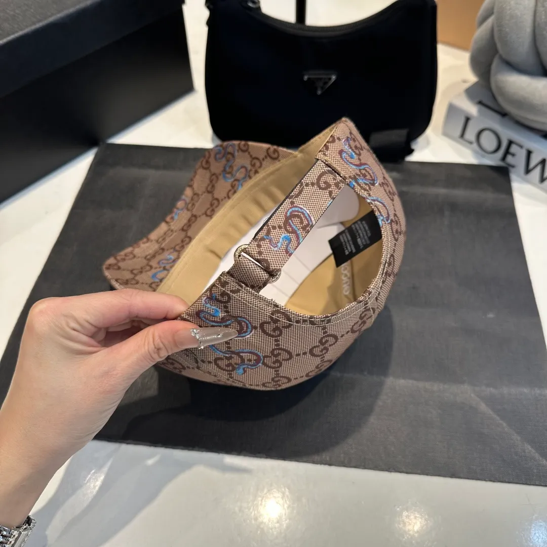 P54 Gucci Baseball Cap GUCCI🧢Official website new product, baseball cap, original quality is very popular. The workmanship is very exquisite, high-end and classy! Low-key luxury, easy to carry! Running volume!