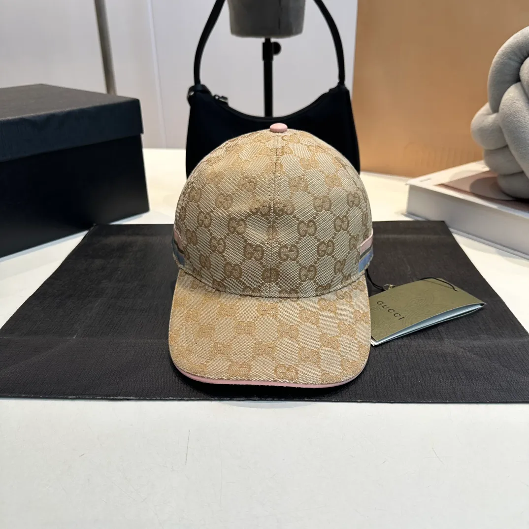 P240 GUCCI Gucci baseball cap, the craftsmanship is very exquisite, high-end and classy! Low-key luxury, easy to carry! The best-selling model in the counter, dark pattern small pair G, 1:1 mold opening and customization, waterproof fabric, pure cotton lining, light and breathable. Perfect fit, accurate alignment, each leather buckle has a different code, cow leather adjustment buckle, exclusive real shot, suitable for men and women.