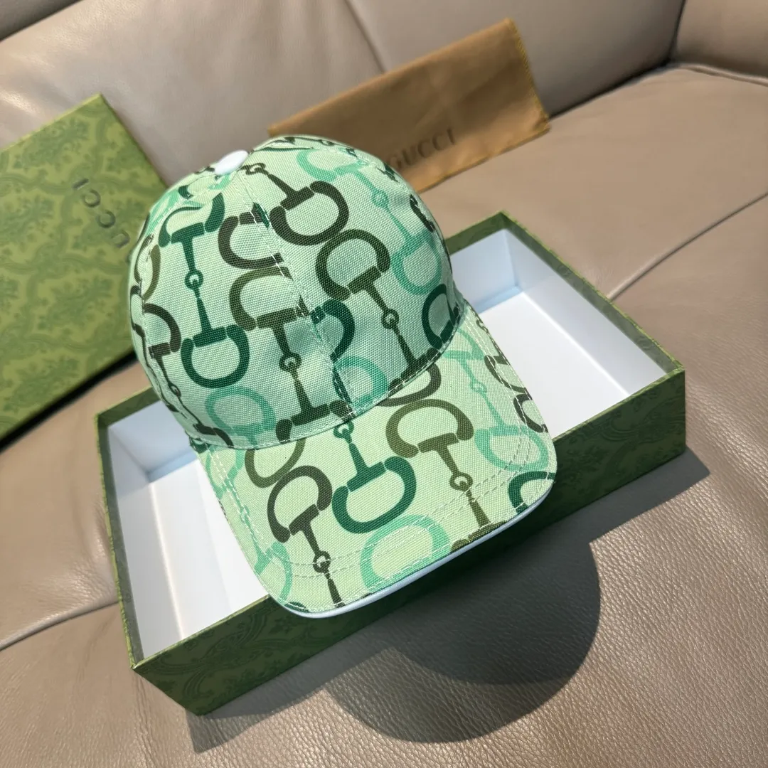 p90 Horsebit buckle shipped. Gucci new original baseball cap, horsebit buckle baseball cap. 1:1 mold opening and customization at the counter, original canvas fabric + first layer of cowhide, light and breathable! The basic head circumference is 56cm, and the patch is adjustable.