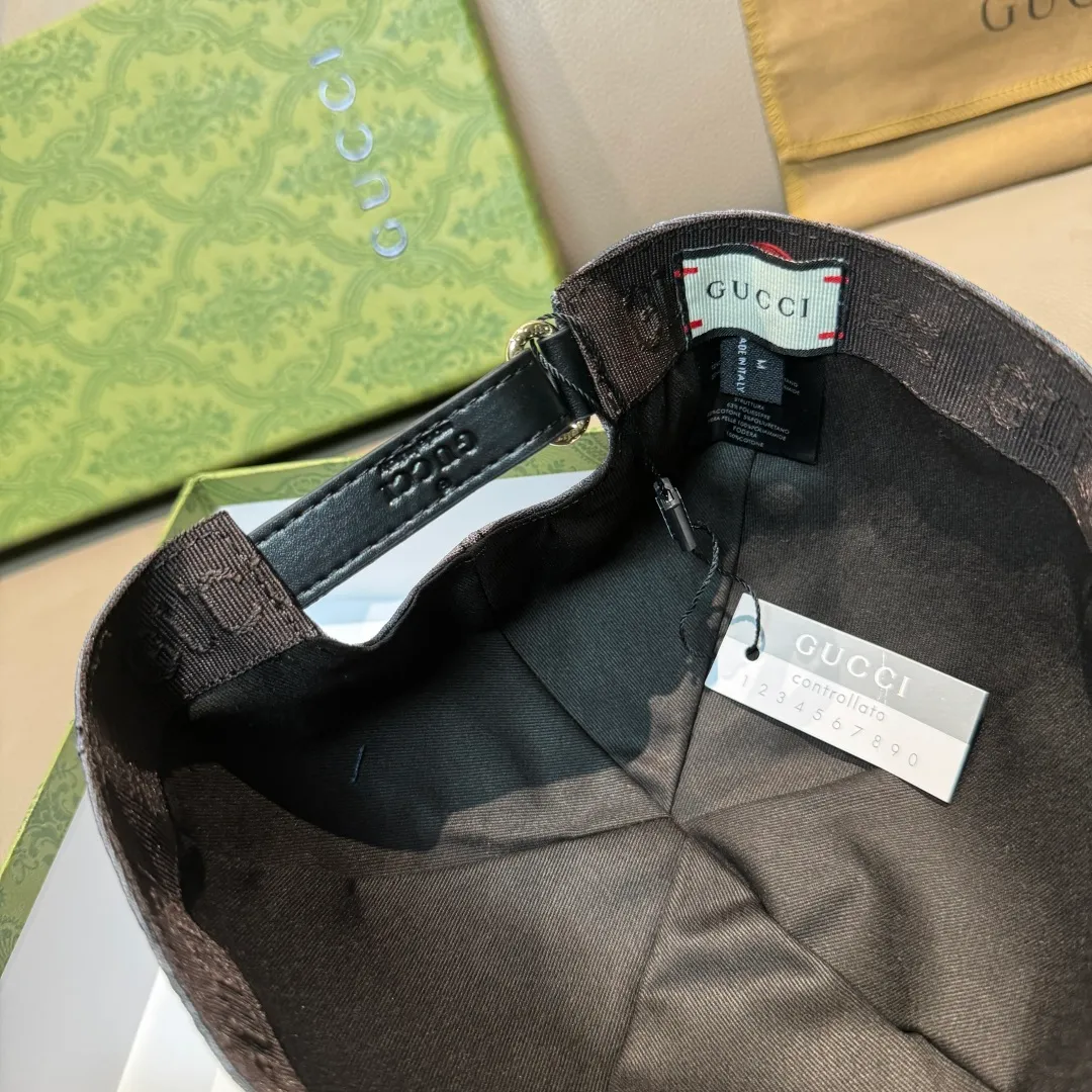 p90 New model shipped from official website. Gucci's latest original baseball cap, large double G, 1:1 mold customization at the counter, perfect alignment, original canvas fabric + first-layer cowhide, light and breathable! The basic head circumference is 56cm, and the patch is adjustable.