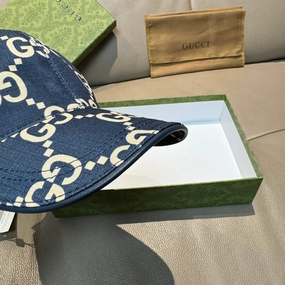 p90 New model shipped from official website. Gucci's latest original baseball cap, large double G, 1:1 mold customization at the counter, perfect alignment, original canvas fabric + first-layer cowhide, light and breathable! The basic head circumference is 56cm, and the patch is adjustable.