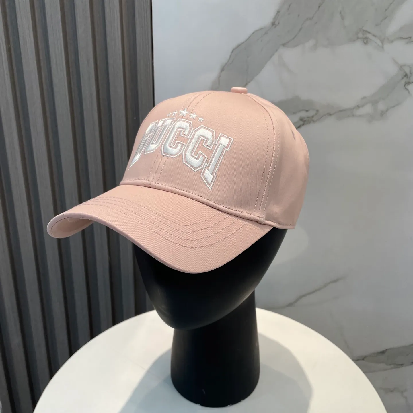 P66 original quality GUCCI Gucci Baseball Cap🧢Official website new product Gucci Baseball Cap🧢is coming soon. The craftsmanship is very exquisite, high-end and classy! Low-key luxury, easy to carry! Running volume!