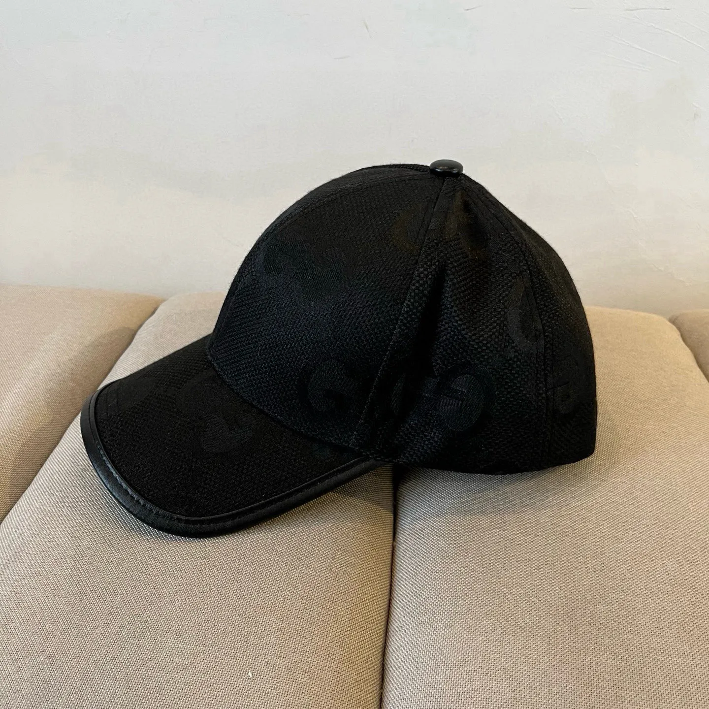 P60 Gucci Baseball Cap♥️GUCCI🧢New product from the official website, baseball cap, original quality, very popular 🔥🎩 The craftsmanship is very exquisite, high-end and classy! Low-key luxury, easy to carry! Running volume!