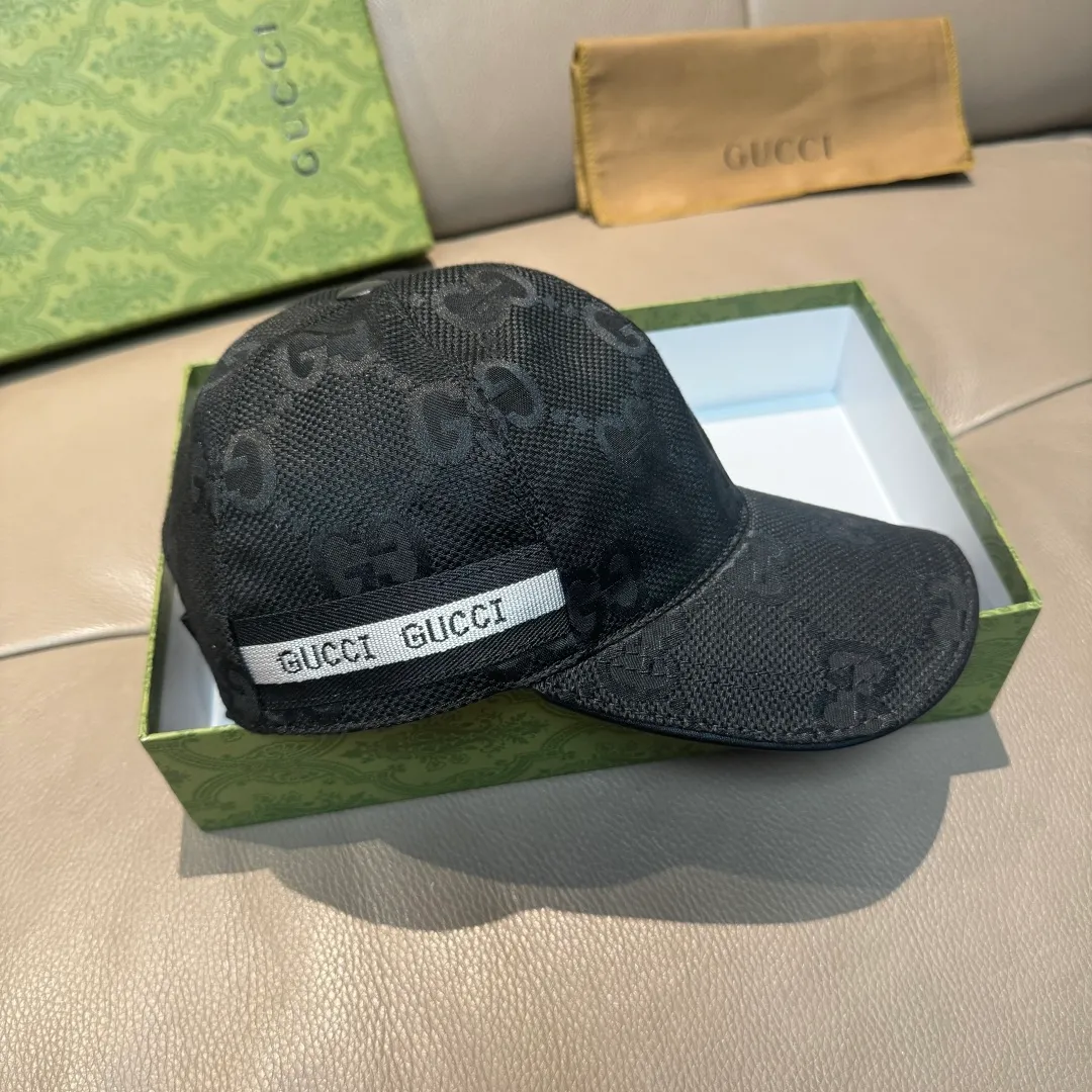 p90., Gucci Gucci’s new original baseball cap, large double G, 1:1 mold opening and customization at the counter, perfect matching pattern, original canvas fabric + first-layer cowhide, light and breathable! The basic head circumference is 56cm, and the patch is adjustable.