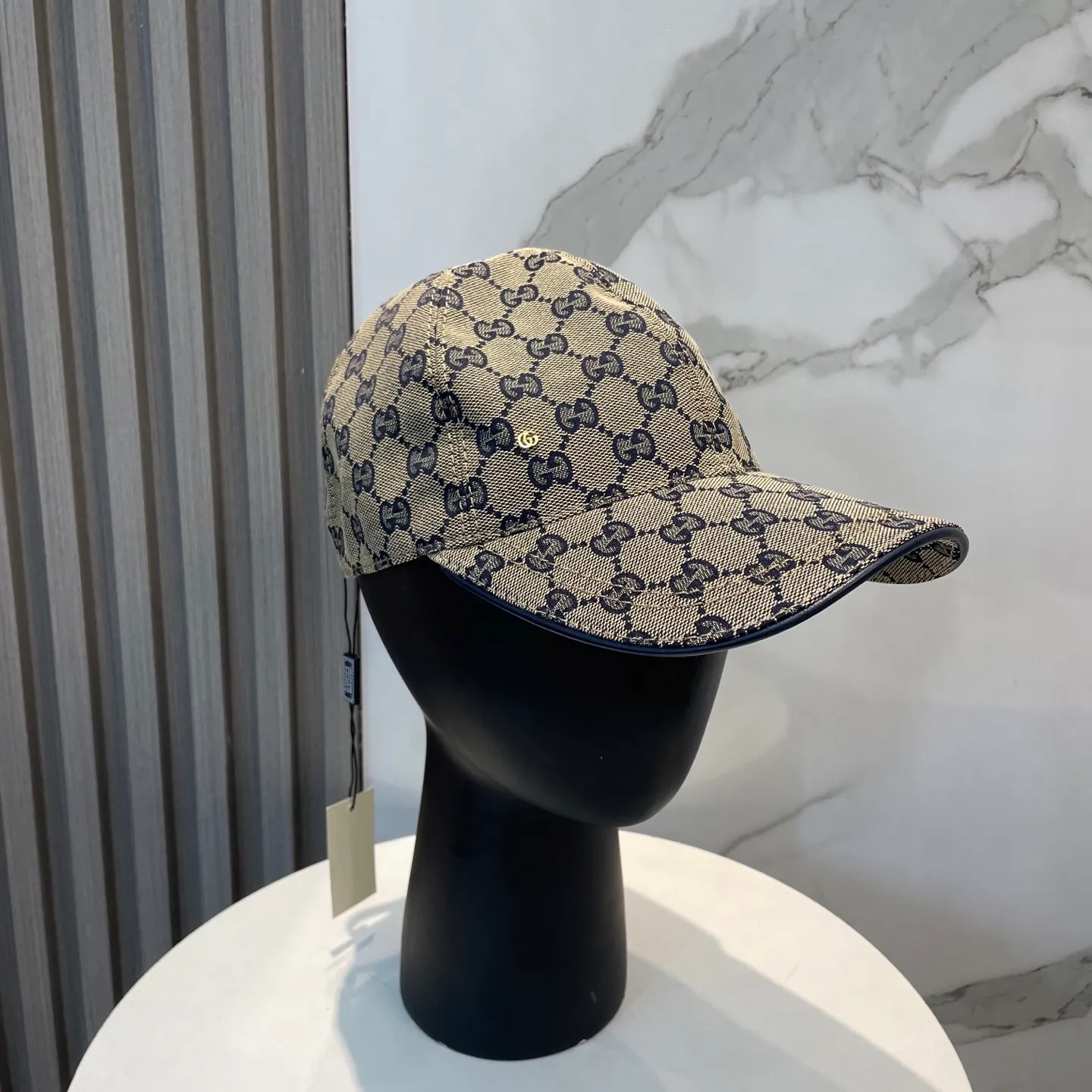 P96 Gucci's new original baseball cap, 1:1 mold opening and customization at the counter, original canvas fabric + first-layer cowhide, light and breathable! The basic head circumference is 56cm, and the patch is adjustable.