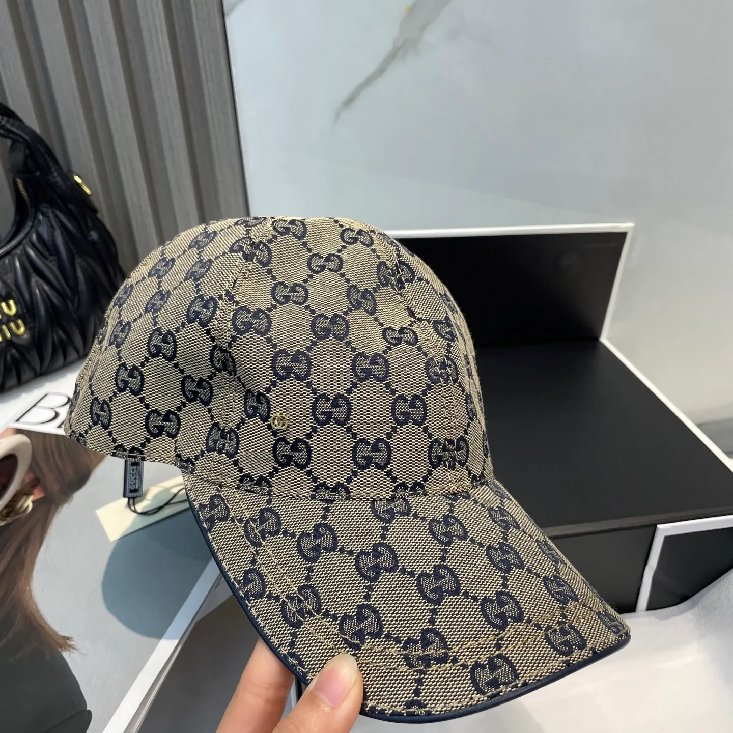 P96 Gucci's new original baseball cap, 1:1 mold opening and customization at the counter, original canvas fabric + first-layer cowhide, light and breathable! The basic head circumference is 56cm, and the patch is adjustable.