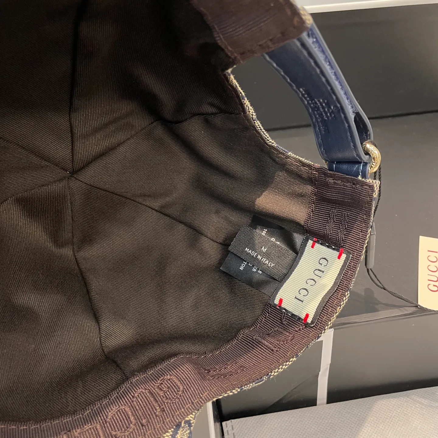 P96 Gucci's new original baseball cap, 1:1 mold opening and customization at the counter, original canvas fabric + first-layer cowhide, light and breathable! The basic head circumference is 56cm, and the patch is adjustable.