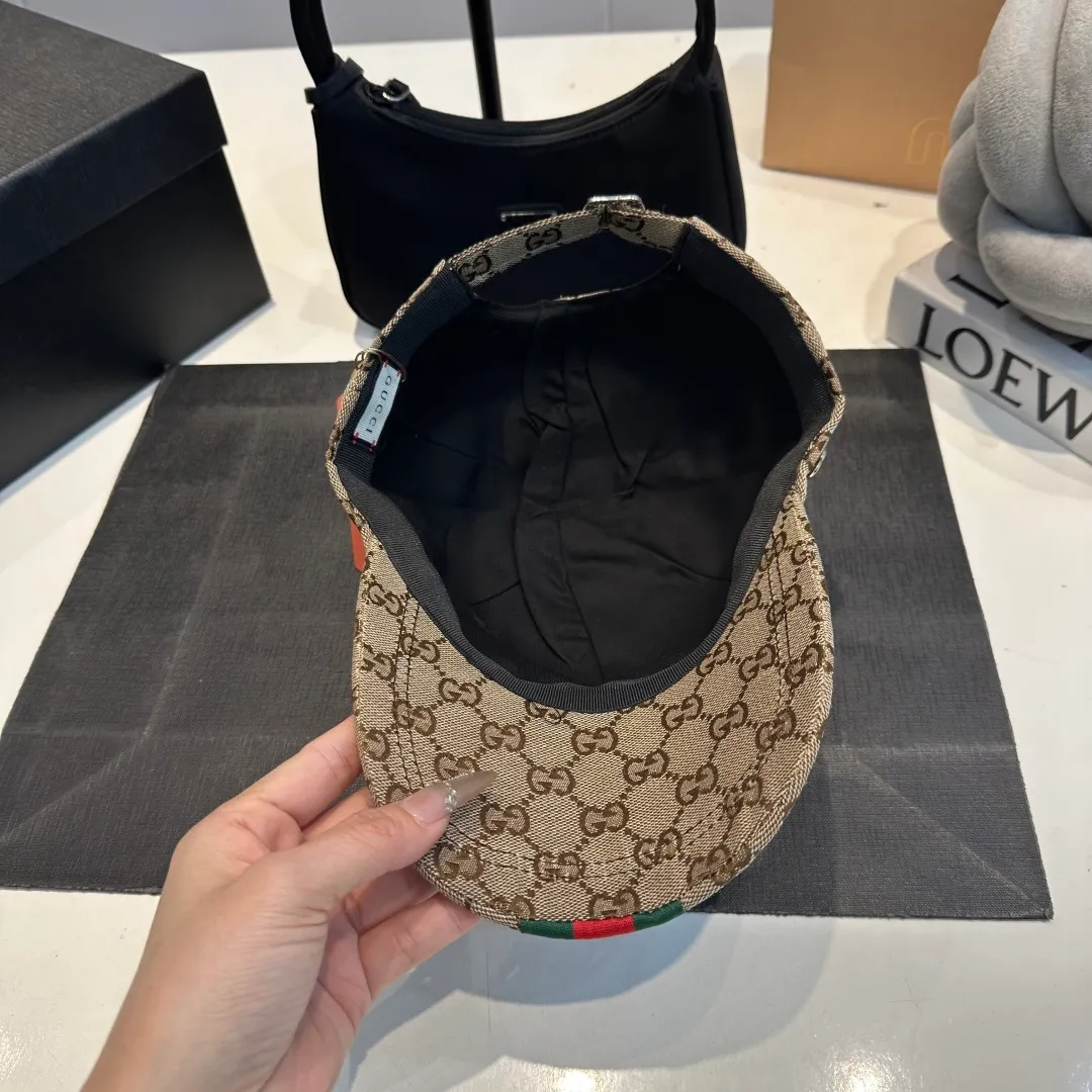 P70 original version shipped! Gucci's latest original baseball cap with wide webbing. 1:1 mold opening and customization at the counter, the highest version, original canvas fabric + first-layer cowhide, light and breathable! Photographed in real life, suitable for men and women in all seasons, basic head circumference 56