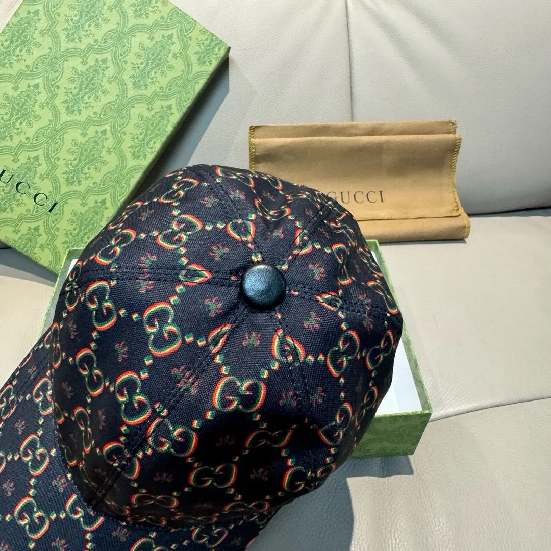 P90 new model shipped, Gucci (Gucci) new original baseball cap, double G insect print, counter 1:1, imported canvas + first layer cowhide, popular for purchasing, versatile style for men and women, great quality! The basic head circumference is 56cm, and the patch is adjustable.