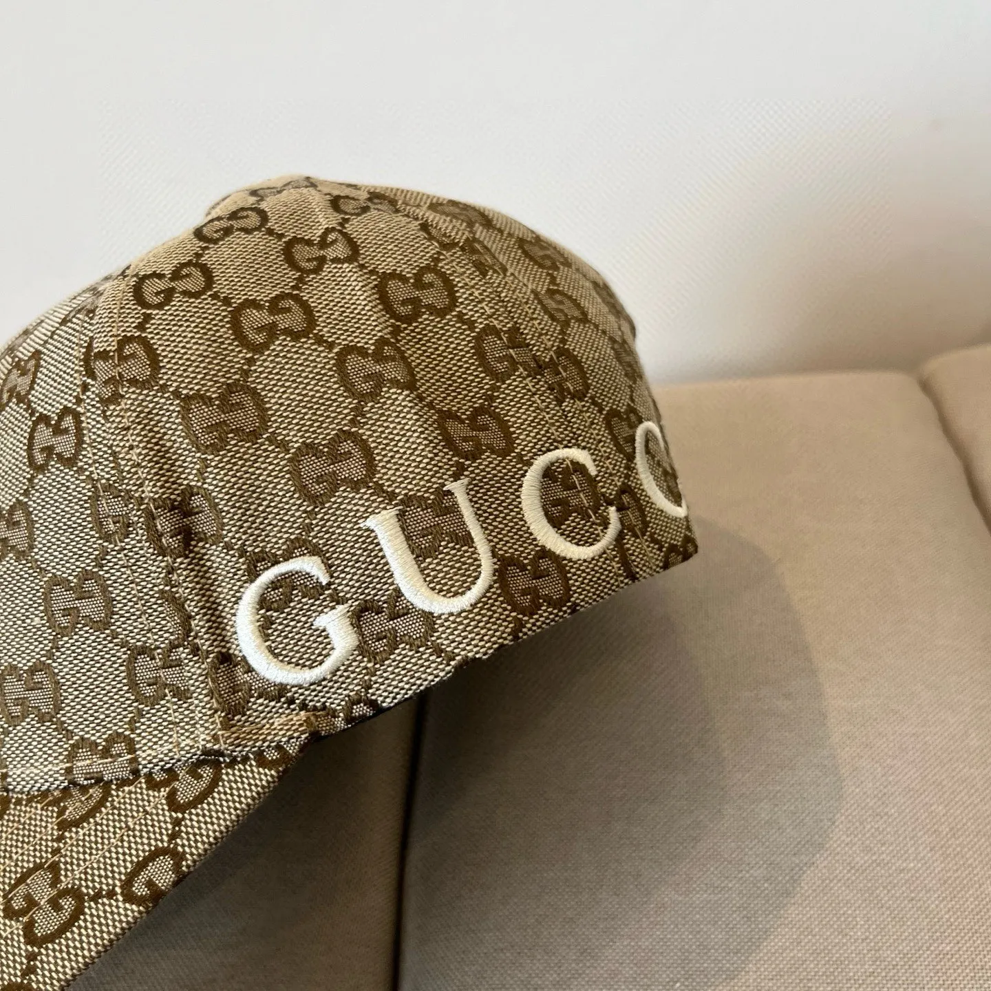 P60 Gucci Baseball Cap♥️GUCCI🧢New product from the official website, baseball cap, original quality, very popular 🔥🎩 The craftsmanship is very exquisite, high-end and classy! Low-key luxury, easy to carry! Running volume!
