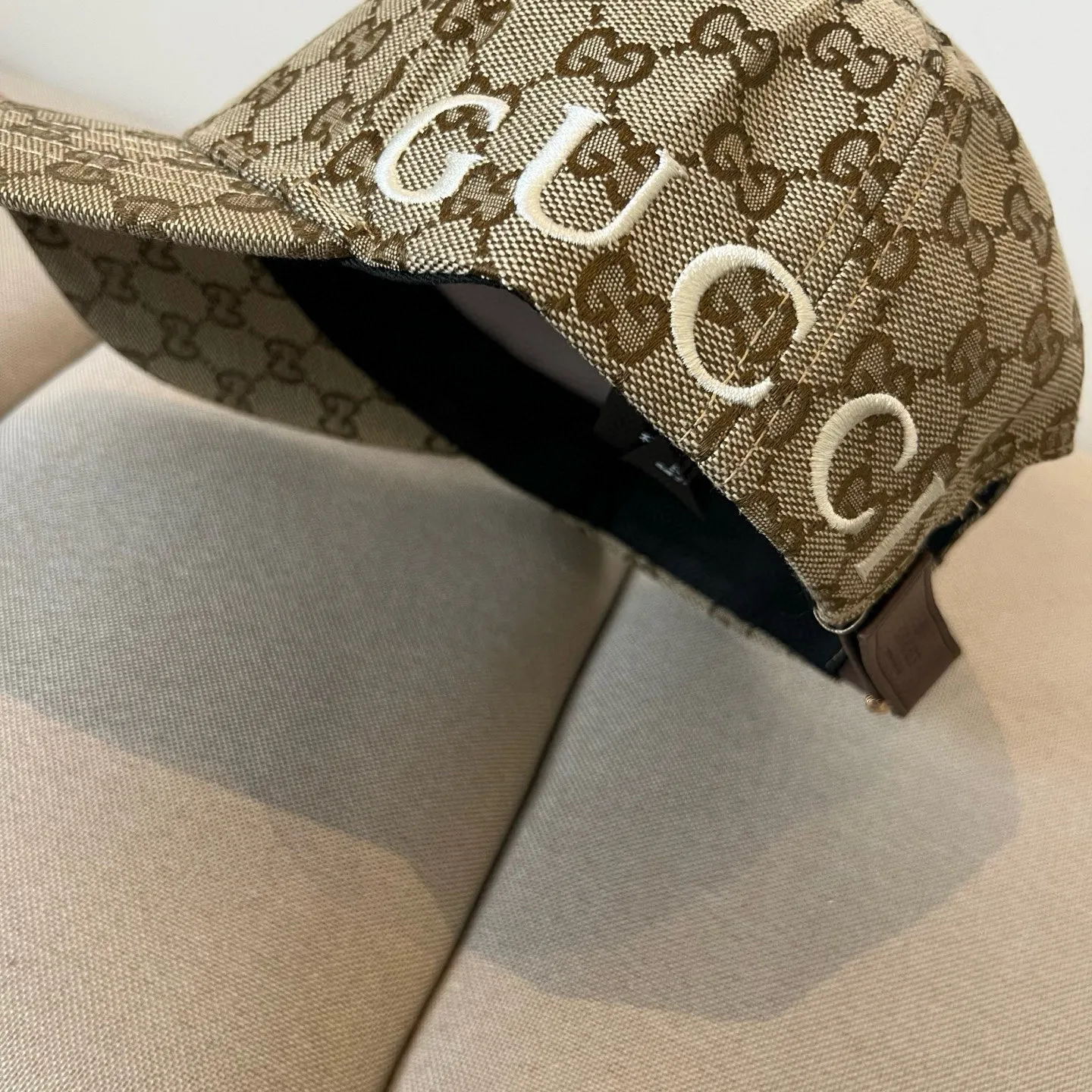 P60 Gucci Baseball Cap♥️GUCCI🧢New product from the official website, baseball cap, original quality, very popular 🔥🎩 The craftsmanship is very exquisite, high-end and classy! Low-key luxury, easy to carry! Running volume!