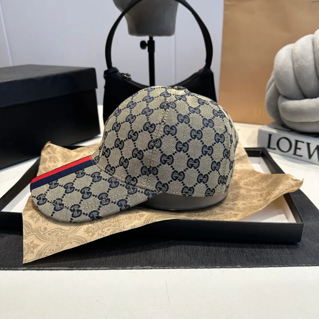 P1 million classic model shipped in new colors! Comes with a box bag, Gucci's classic original baseball cap😍😍Customized at a 1:1 mold at the counter, the highest version, original canvas fabric + first-layer cowhide, light and breathable! Photographed in real life, suitable for men and women in all seasons, basic head circumference 56cm, adjustable patches.