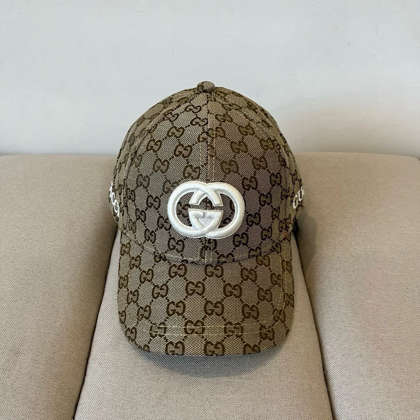 P60 Gucci Baseball Cap♥️GUCCI🧢New product from the official website, baseball cap, original quality, very popular 🔥🎩 The craftsmanship is very exquisite, high-end and classy! Low-key luxury, easy to carry! Running volume!