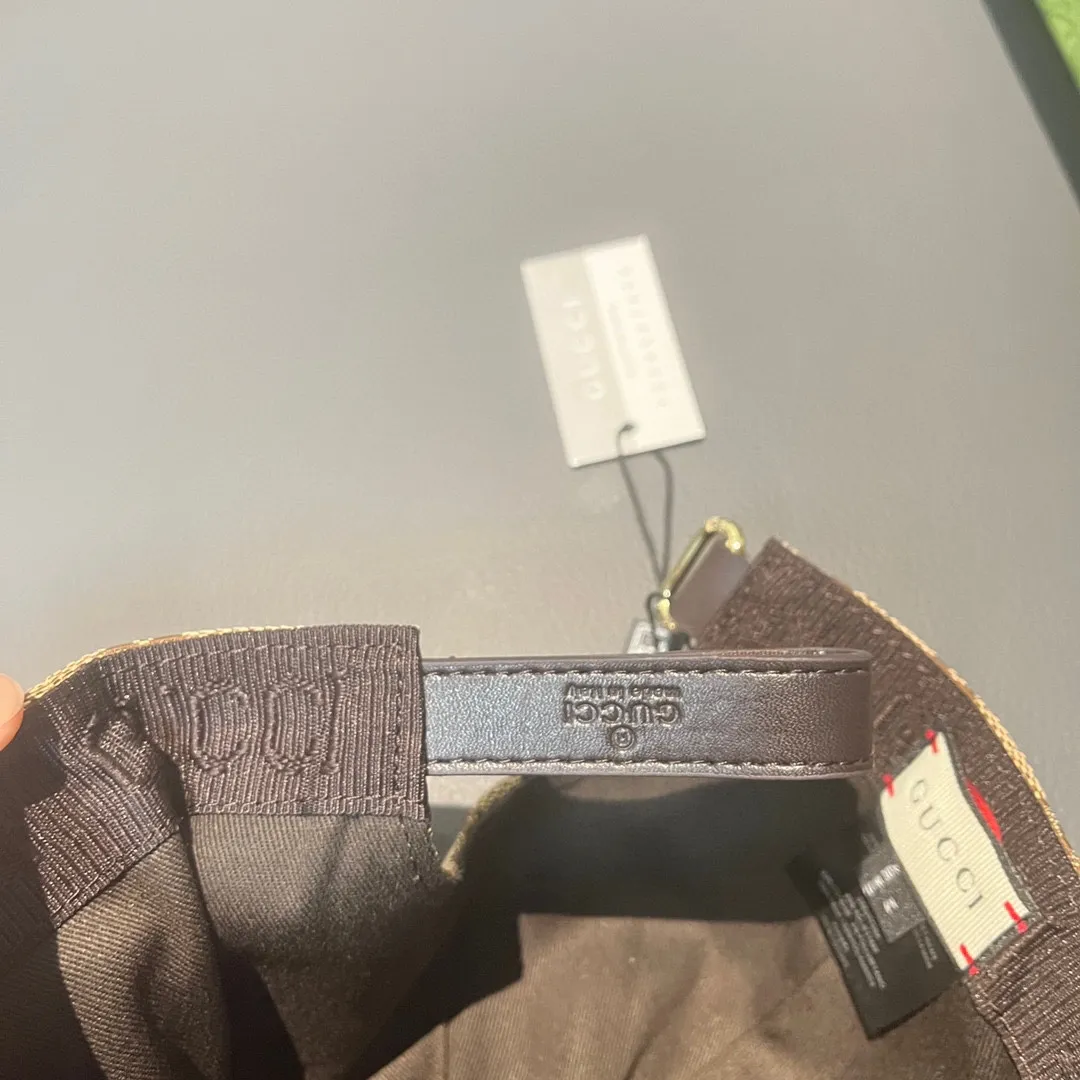 Batch 900,000-year-old classic model! Apricot color, black available in size S, Gucci (Gucci) classic original baseball cap😍😍Customized at the counter with 1:1 mold opening, the highest version, original canvas fabric + first-layer cowhide, light and breathable! Photographed in real life, suitable for men and women in all seasons, basic head circumference 56cm, adjustable patches.
