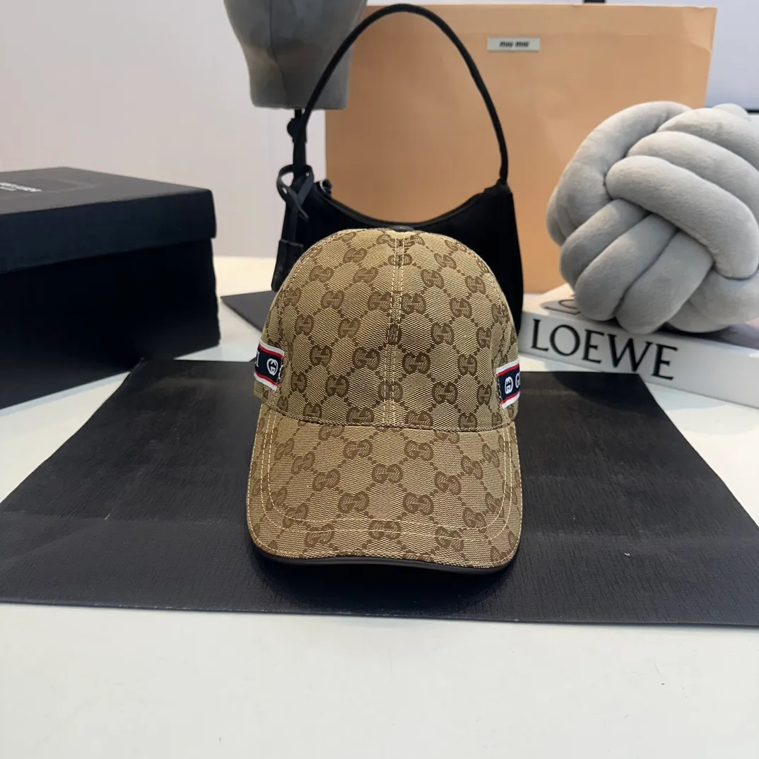 P900,000 classic model is shipped in new colors! Gucci (Gucci) classic original baseball cap 😍😍Customized at the 1:1 counter mold, the highest version, original canvas + first-layer cowhide, light and breathable! Photographed in real life, suitable for men and women in all seasons, basic head circumference 56cm, adjustable patches.