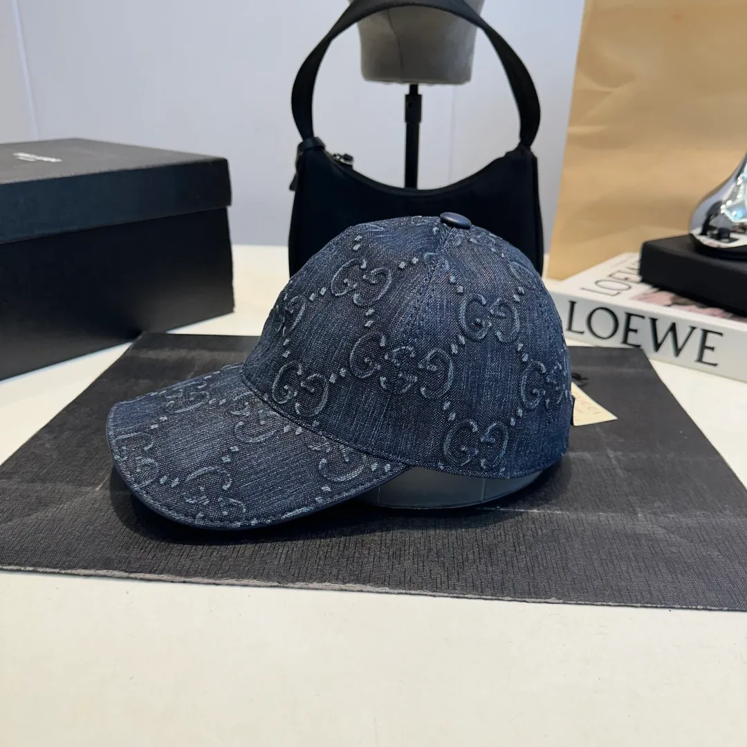 P900,000 classic model is shipped in new colors! Gucci (Gucci) classic original baseball cap 😍😍Customized at the 1:1 counter mold, the highest version, original canvas + first-layer cowhide, light and breathable! Photographed in real life, suitable for men and women in all seasons, basic head circumference 56cm, adjustable patches.