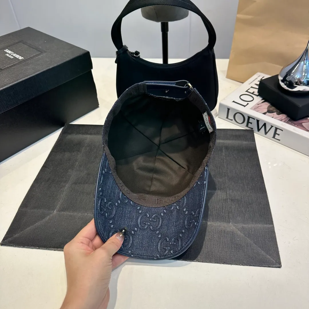 P900,000 classic model is shipped in new colors! Gucci (Gucci) classic original baseball cap 😍😍Customized at the 1:1 counter mold, the highest version, original canvas + first-layer cowhide, light and breathable! Photographed in real life, suitable for men and women in all seasons, basic head circumference 56cm, adjustable patches.