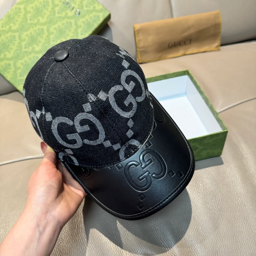 P90, Gucci (Gucci) new original baseball cap, large double G leather, best-selling model at the counter, 1:1 mold customization, original canvas fabric + first-layer cowhide, fashionable and handsome! The quality is great, the basic head circumference is 56cm, and the patch is adjustable.