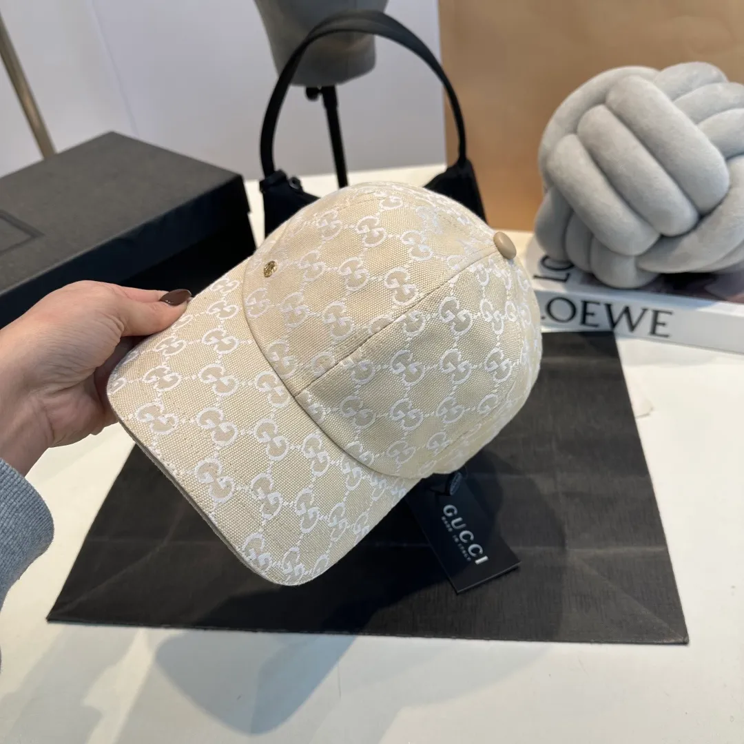 P60 Gucci Baseball Cap♥️GUCCI🧢New product from the official website, baseball cap, original quality, very popular 🔥🎩 The craftsmanship is very exquisite, high-end and classy! Low-key luxury, easy to carry! Running volume!