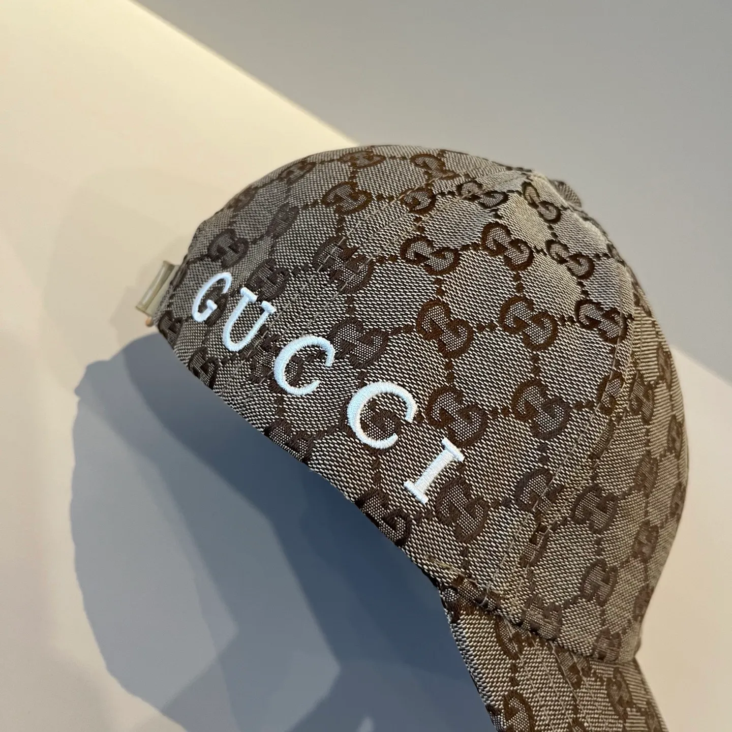 P56 Gucci Baseball Cap♥️GUCCI🧢New product from the official website, baseball cap, original quality, hot arrival 🔥🎩 The craftsmanship is very exquisite, high-end and classy! Low-key luxury, easy to carry! Running volume!