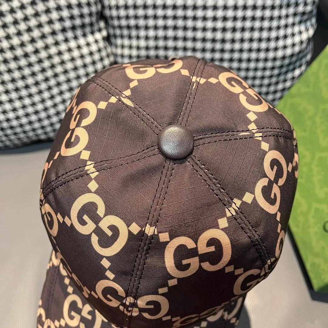 🉐️90 new models shipped from the official website, Gucci's latest original baseball cap, large double G, 1:1 mold customization at the counter, perfect pattern, original canvas fabric + first-layer cowhide, light and breathable! The basic head circumference is 56cm, and the patch is adjustable.