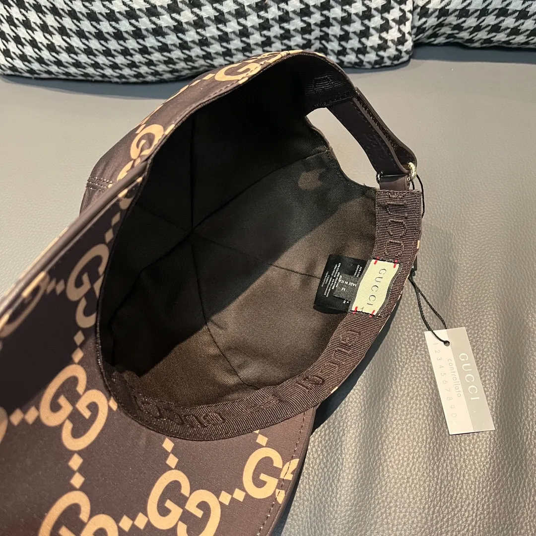 🉐️90 new models shipped from the official website, Gucci's latest original baseball cap, large double G, 1:1 mold customization at the counter, perfect pattern, original canvas fabric + first-layer cowhide, light and breathable! The basic head circumference is 56cm, and the patch is adjustable.