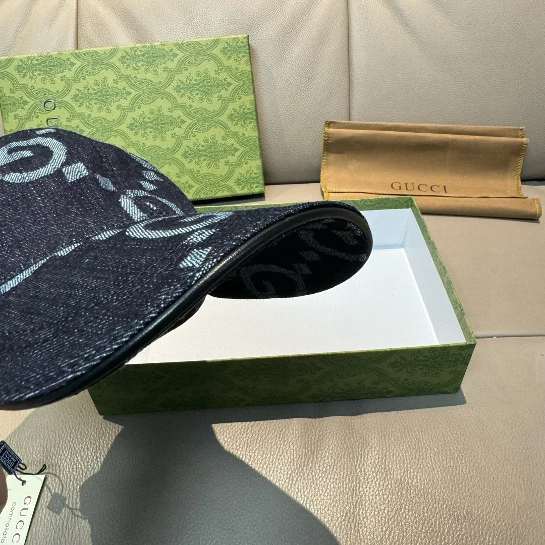 p90., Gucci Gucci’s new original baseball cap, large double G, 1:1 mold opening and customization at the counter, perfect matching pattern, original canvas fabric + first-layer cowhide, light and breathable! The basic head circumference is 56cm, and the patch is adjustable.