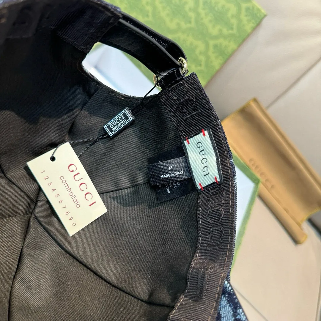 p90., Gucci Gucci’s new original baseball cap, large double G, 1:1 mold opening and customization at the counter, perfect matching pattern, original canvas fabric + first-layer cowhide, light and breathable! The basic head circumference is 56cm, and the patch is adjustable.