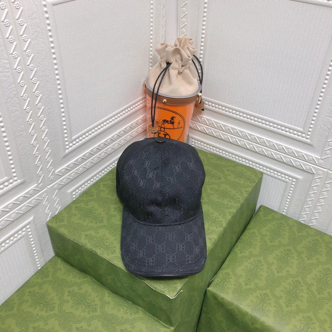 💰100 Gucci (Gucci) new original baseball cap, the latest model at the counter, 1:1 mold customization, genuine mold hardware, original canvas fabric + first-layer cowhide, original quality! The quality is great, the basic head circumference is 56cm, and the patch is adjustable.