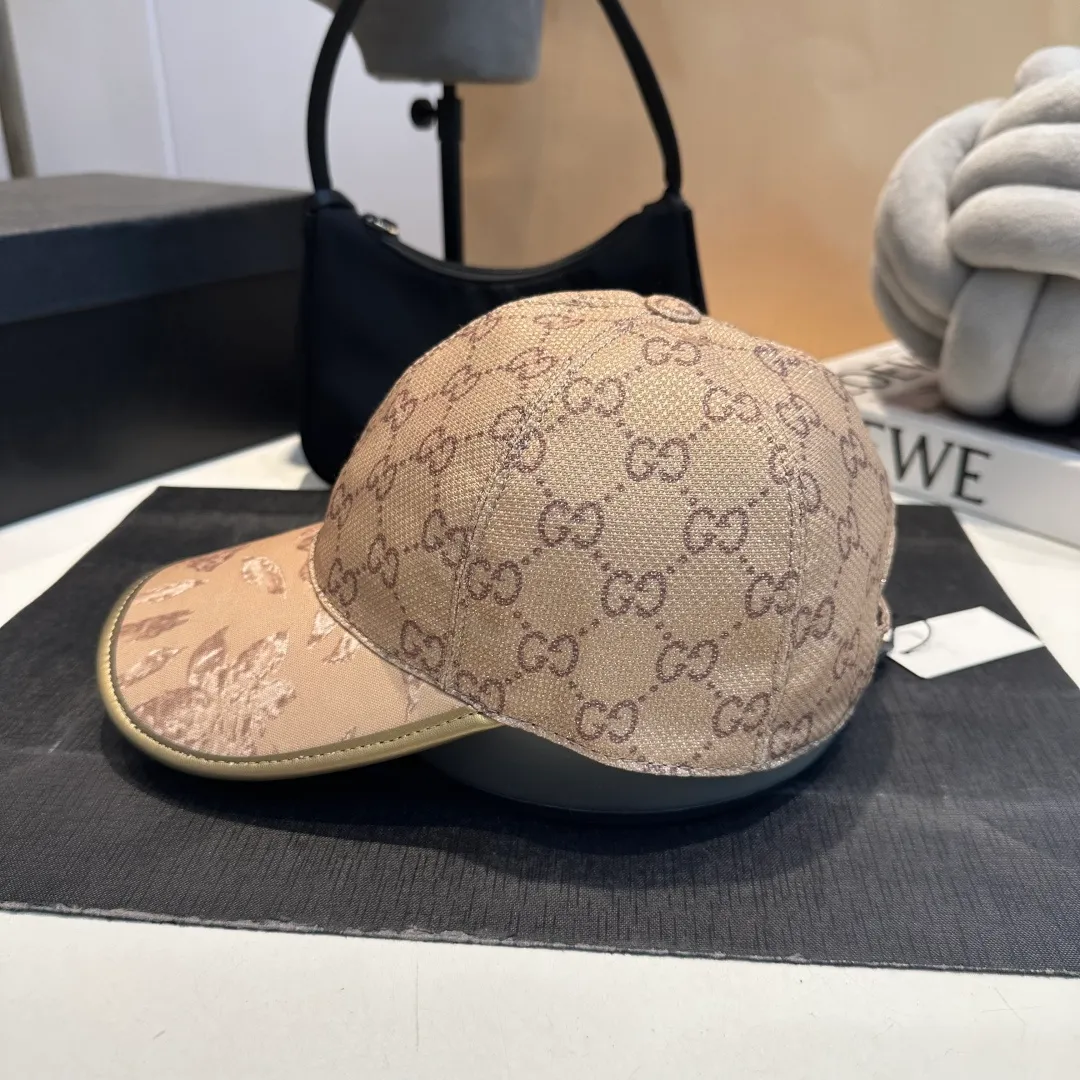 P90 Gucci's latest original baseball cap with wide webbing. 1:1 mold opening and customization at the counter, the highest version, original canvas fabric + first-layer cowhide, light and breathable! Photographed in real life, suitable for men and women in all seasons, basic head circumference 56cm, adjustable patches.
