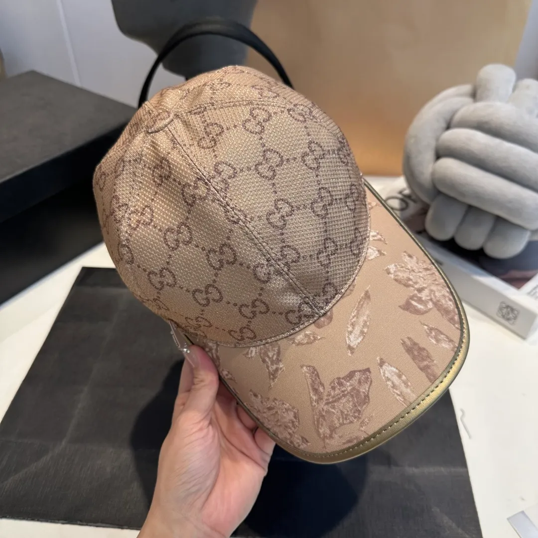 P90 Gucci's latest original baseball cap with wide webbing. 1:1 mold opening and customization at the counter, the highest version, original canvas fabric + first-layer cowhide, light and breathable! Photographed in real life, suitable for men and women in all seasons, basic head circumference 56cm, adjustable patches.