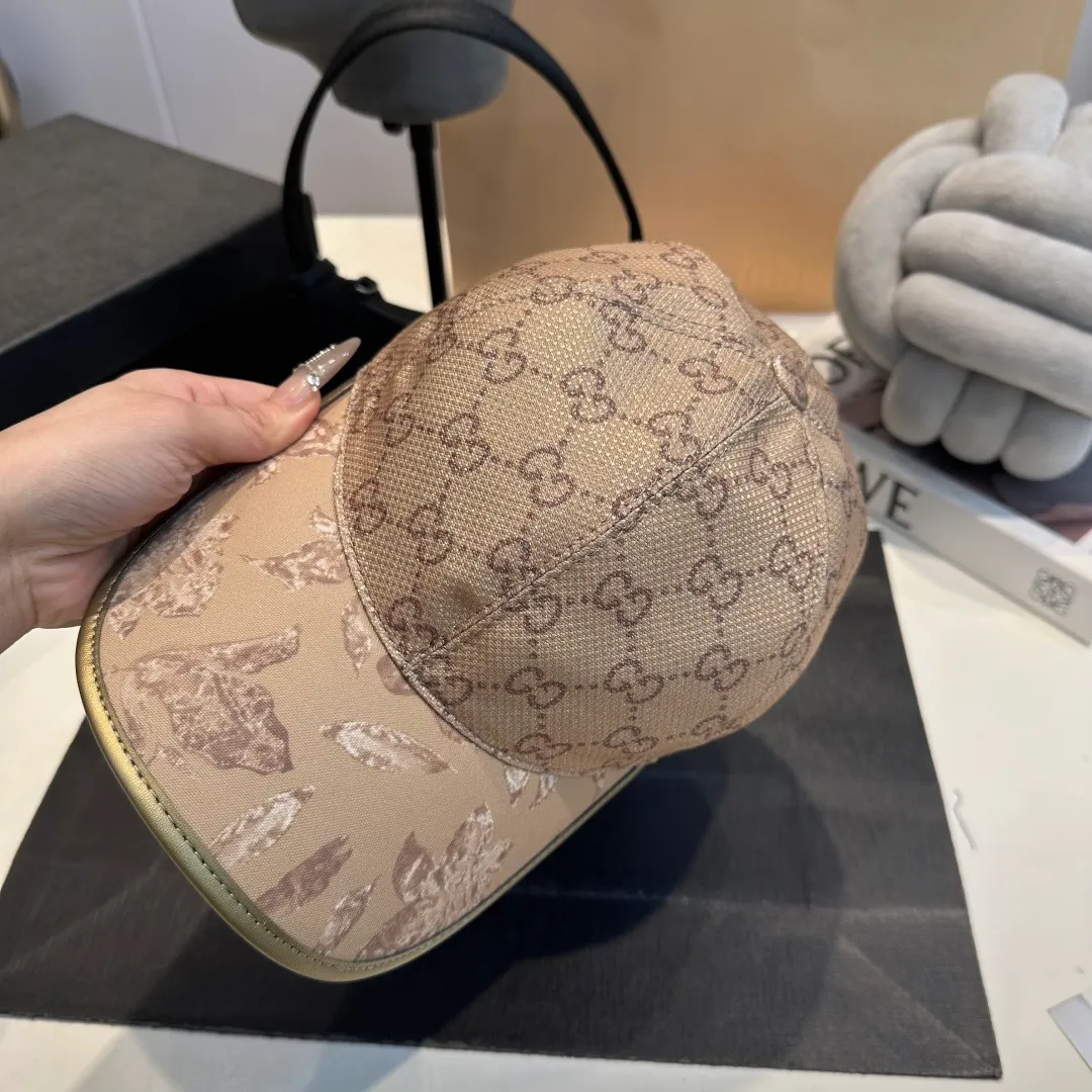 P90 Gucci's latest original baseball cap with wide webbing. 1:1 mold opening and customization at the counter, the highest version, original canvas fabric + first-layer cowhide, light and breathable! Photographed in real life, suitable for men and women in all seasons, basic head circumference 56cm, adjustable patches.