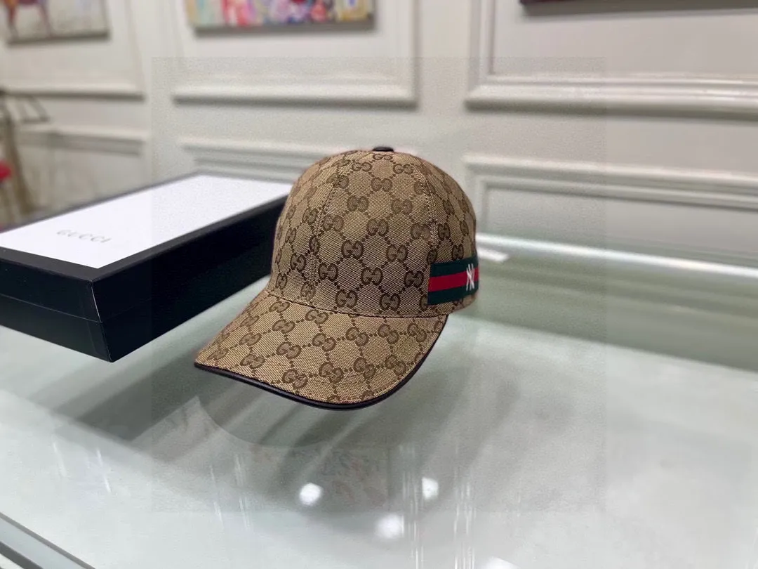 🉐️90, the latest collaboration model of NY&Gucci (Gucci), original baseball cap, 1:1 mold customization, details comparable to counters, original canvas fabric + first-layer cowhide, excellent quality! The first choice for handsome men and beautiful women, fashionable and versatile. The basic head circumference is 56cm, and the patch is adjustable.