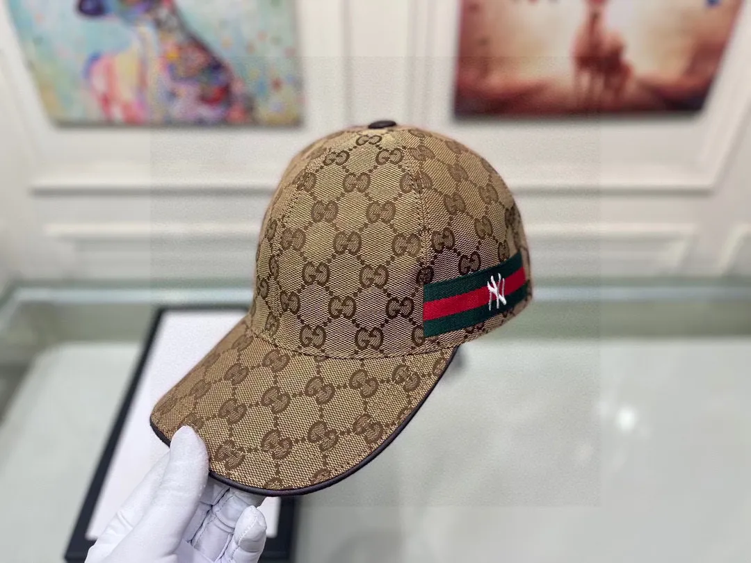 🉐️90, the latest collaboration model of NY&Gucci (Gucci), original baseball cap, 1:1 mold customization, details comparable to counters, original canvas fabric + first-layer cowhide, excellent quality! The first choice for handsome men and beautiful women, fashionable and versatile. The basic head circumference is 56cm, and the patch is adjustable.