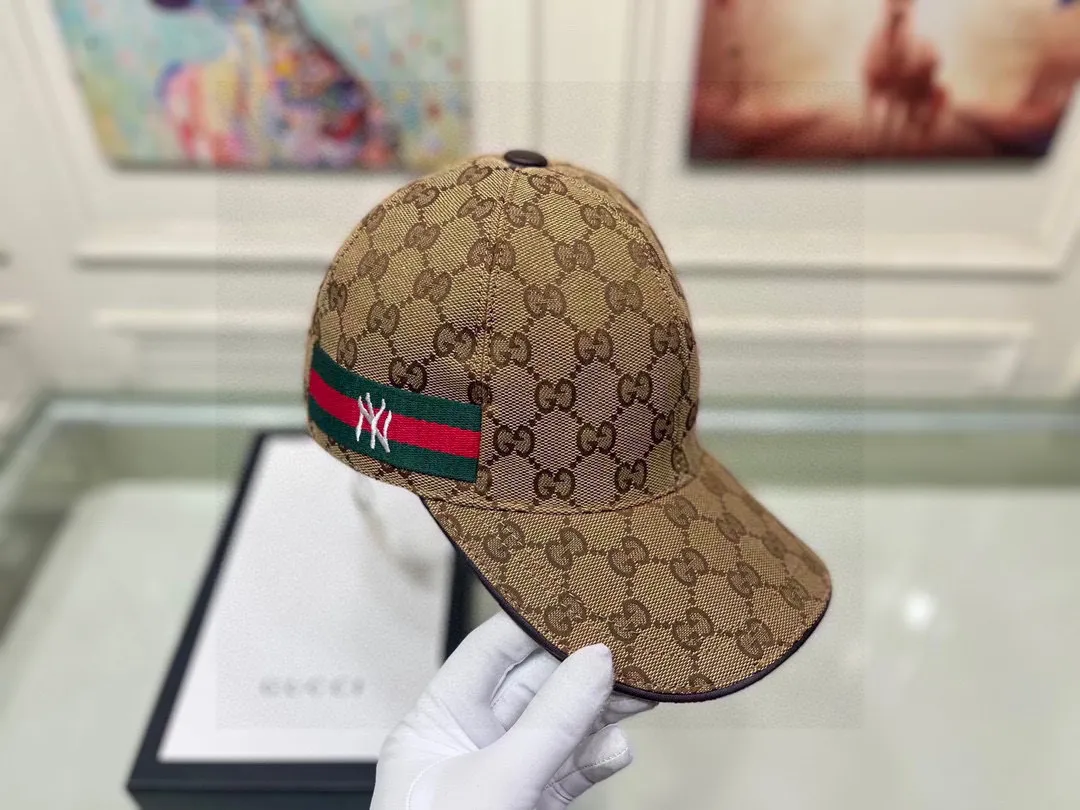 🉐️90, the latest collaboration model of NY&Gucci (Gucci), original baseball cap, 1:1 mold customization, details comparable to counters, original canvas fabric + first-layer cowhide, excellent quality! The first choice for handsome men and beautiful women, fashionable and versatile. The basic head circumference is 56cm, and the patch is adjustable.