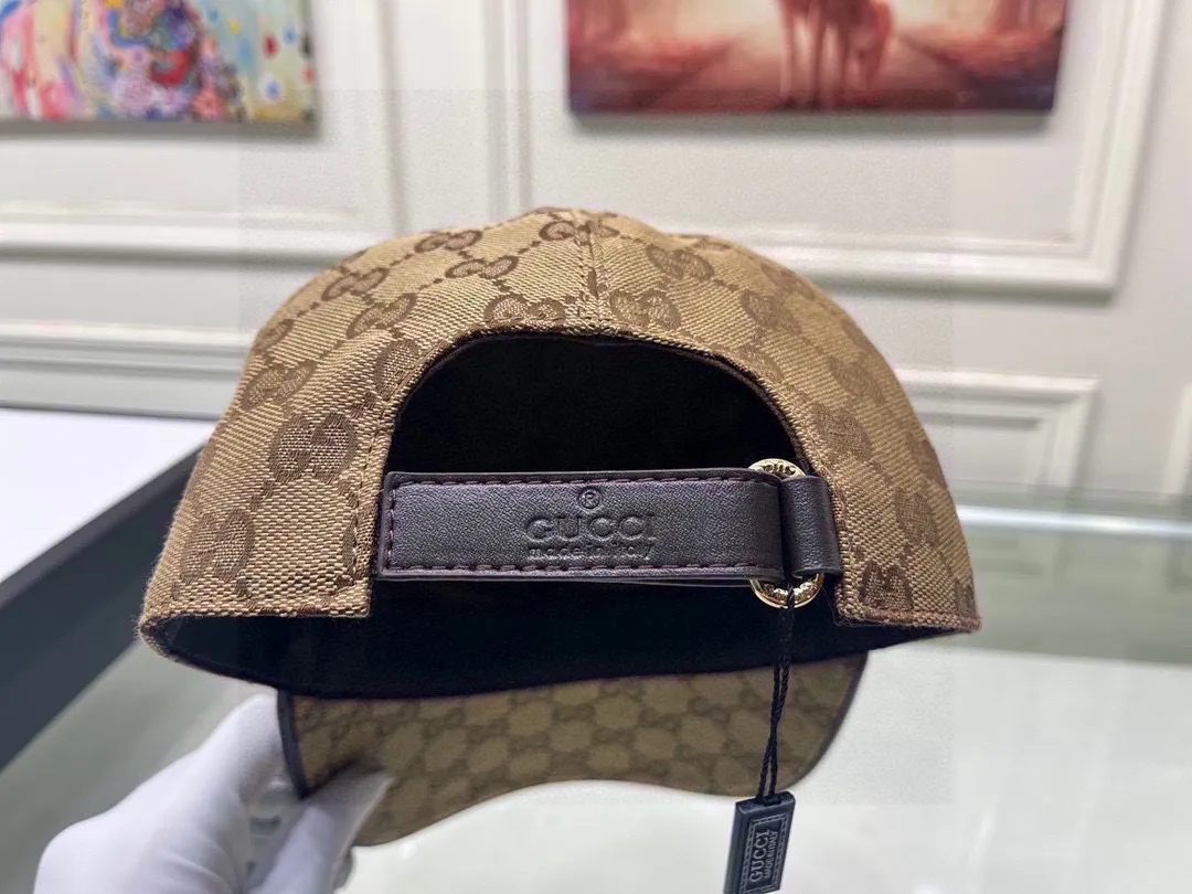 🉐️90, the latest collaboration model of NY&Gucci (Gucci), original baseball cap, 1:1 mold customization, details comparable to counters, original canvas fabric + first-layer cowhide, excellent quality! The first choice for handsome men and beautiful women, fashionable and versatile. The basic head circumference is 56cm, and the patch is adjustable.