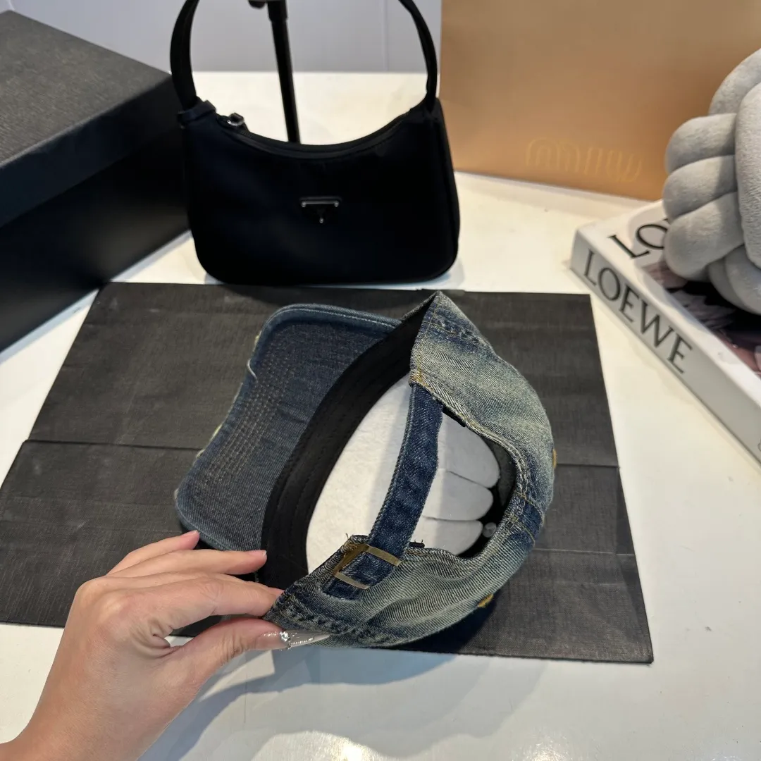 P60 Gucci Baseball Cap♥️GUCCI🧢New product from the official website, baseball cap, original quality, very popular 🔥🎩 The craftsmanship is very exquisite, high-end and classy! Low-key luxury, easy to carry! Running volume!