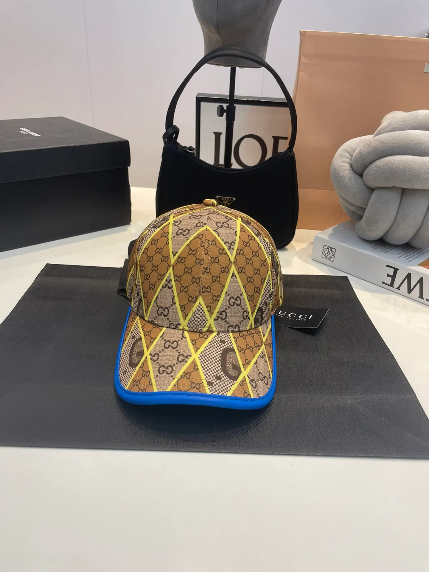 P60 Gucci Baseball Cap♥️GUCCI🧢New product from the official website, baseball cap, original quality, very popular 🔥🎩 The craftsmanship is very exquisite, high-end and classy! Low-key luxury, easy to carry! Running volume