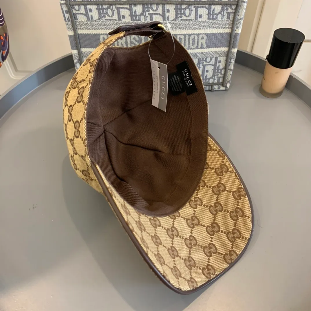 P90 high version Gucci new original baseball cap, NY embroidery, 1:1 mold opening and customization at the counter, heavy embroidery, original canvas + first-layer cowhide, light and breathable! The quality is great, the basic head circumference is 58cm, and the patch is adjustable.